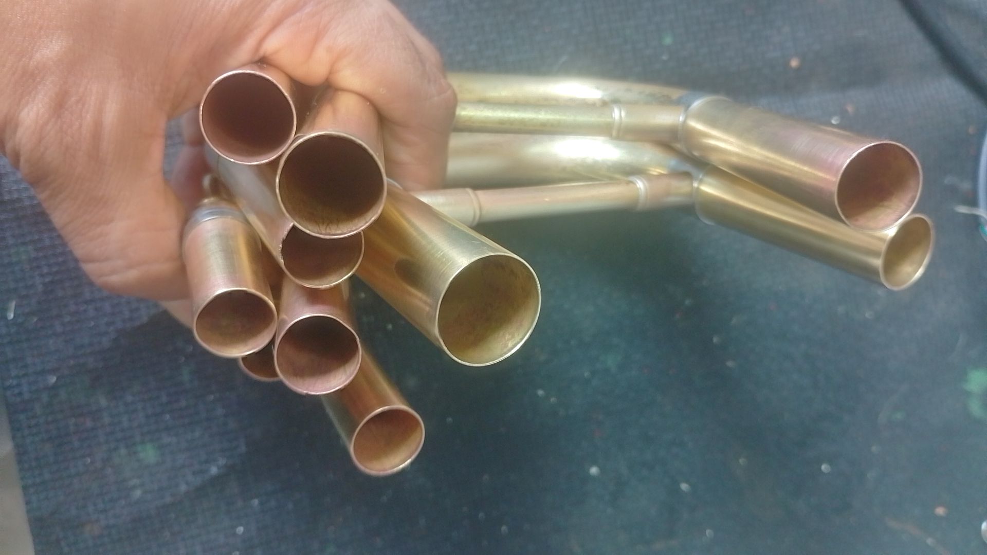 Tubos de instrumentos sostenidos en mano